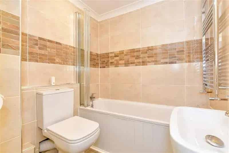 1 Bed Flat for Sale in Southsea - Modern Kitchen & Communal Garden