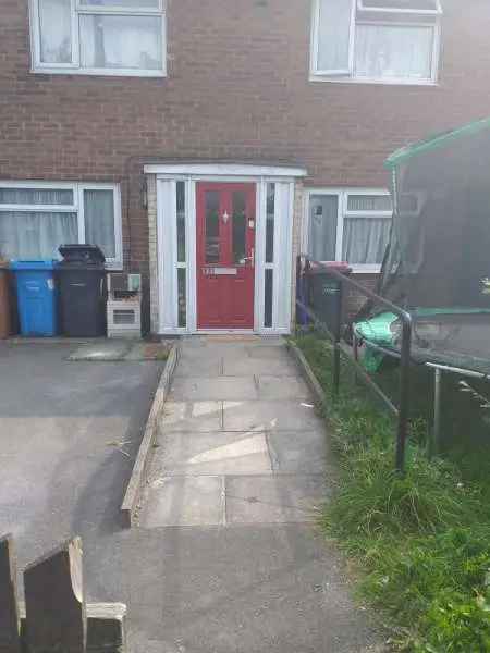 Large 3 Bedroom House with Garden and Drive