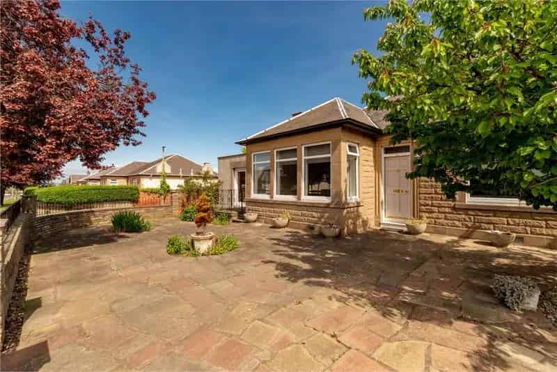 3 Bed Detached House with Garden and Parking