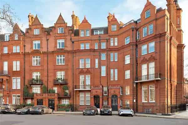 Spacious 2nd Floor Apartment 715 sq ft Hans Place London