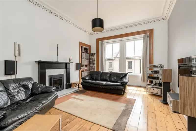 2 Bed Flat - Top Floor with 1 Reception Room