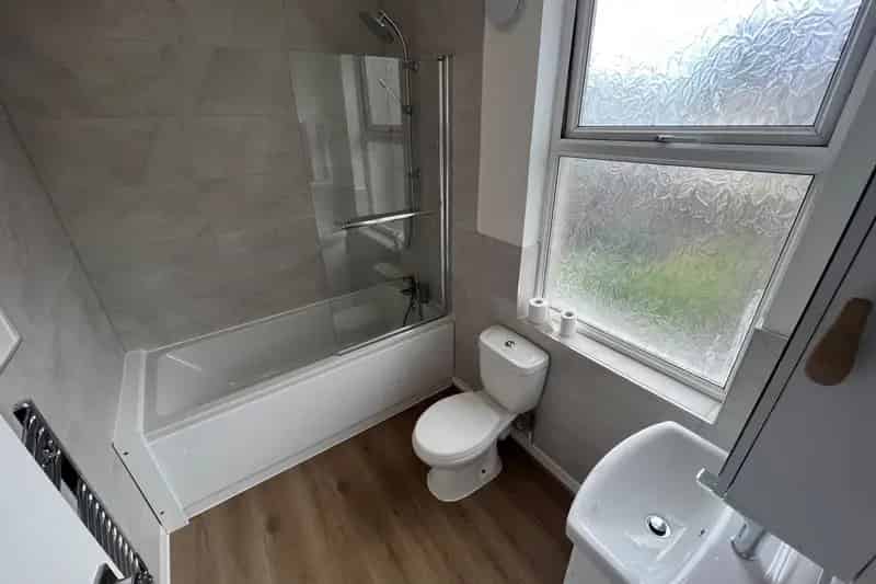 2 Bed Flat Ninian Road Available Late June