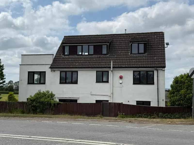 6 Bedroom Detached House for Sale