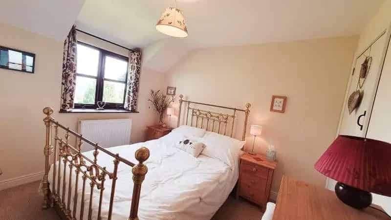 6 Bed Detached House with Barn and Paddock for Sale