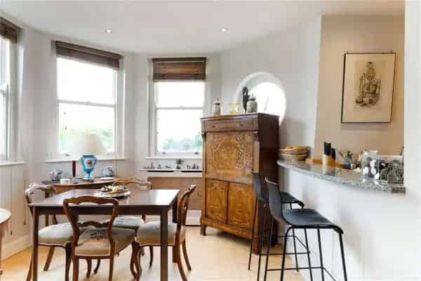 Well Presented 2-Bedroom Apartment with Parking and Communal Gardens