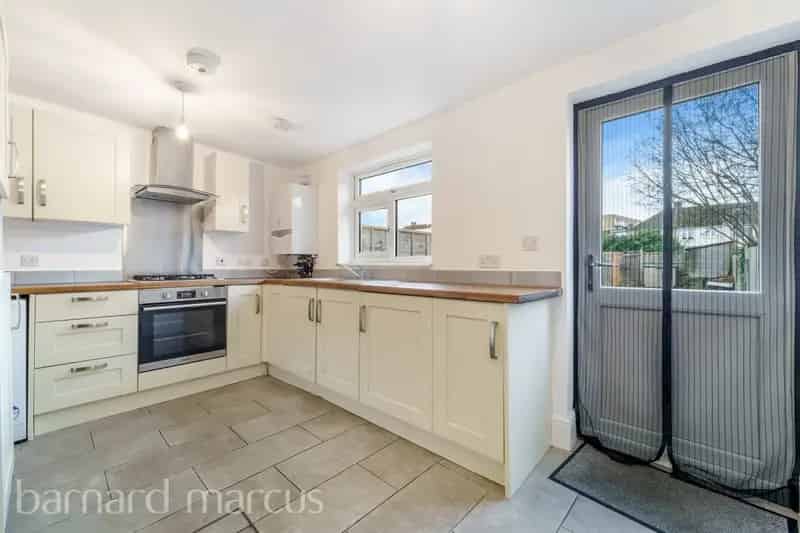 Two Bedroom Mid-Terraced House on Cravan Avenue