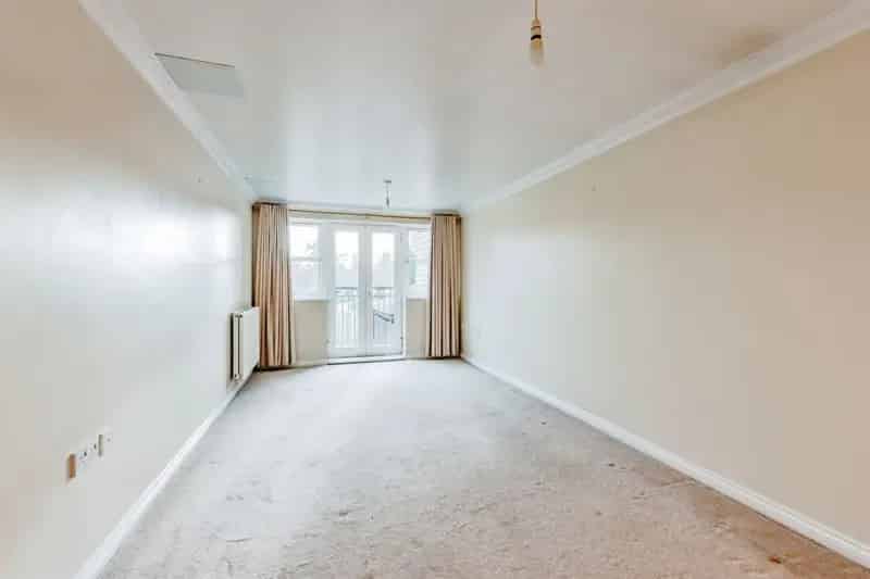 One Bedroom First Floor Flat Copthorne No Onward Chain