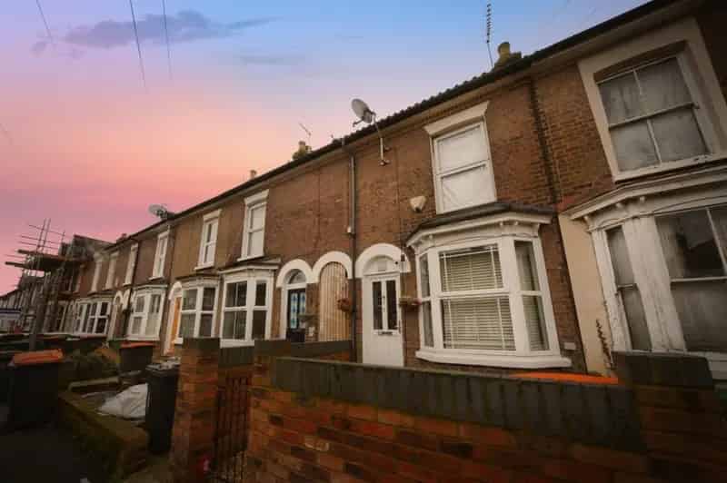 Spacious 2 3 Bedroom House with Separate Lounge Dining Room Excellent A5 M1 Access