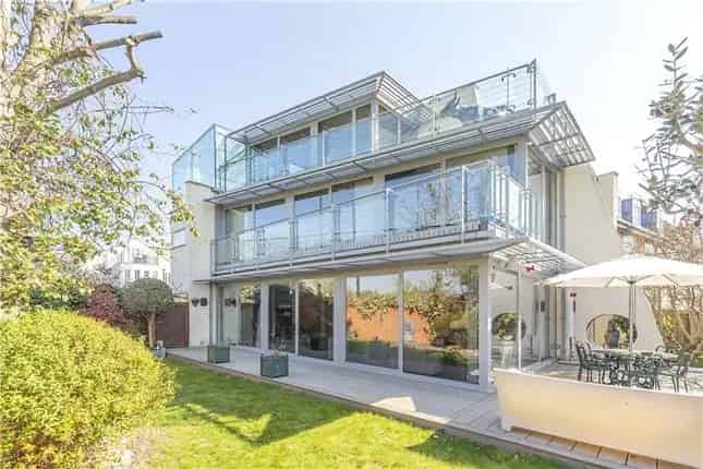 Luxury 4-Bedroom Detached House Barnes London