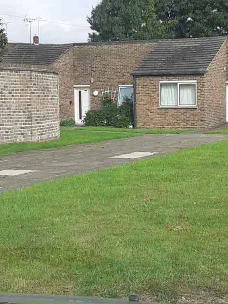 Bungalow For Rent in Borough of Spelthorne, England