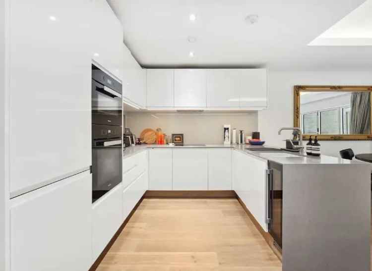 Flat For Sale in London, England