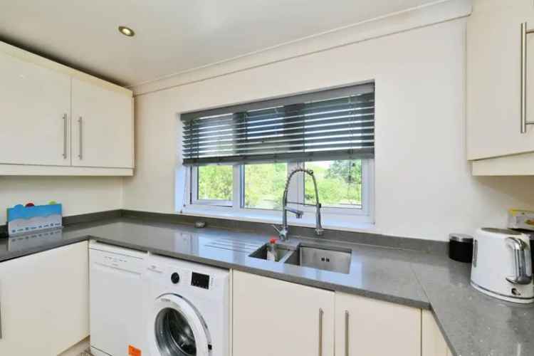 3 Bedroom Top Floor Apartment Near Cheshunt Train Station