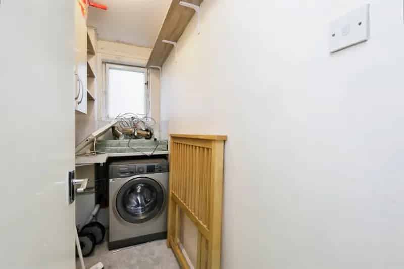 Three Bedroom Flat Upperton Eastbourne Chain Free Garage Balcony