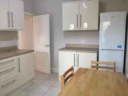 2 Bedroom Flat 71m² London