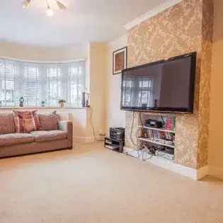 3 Bedroom House 71m² London - Modern Kitchen & Garden
