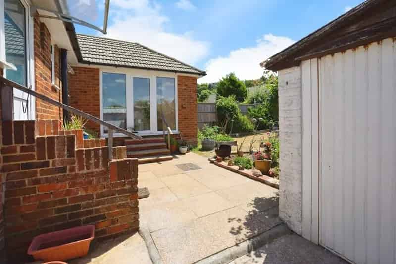 3 Double Bedroom Family Home with Garden Garage and Driveway
