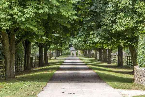 Cotswold Country Estate: 5-Bedroom House with Guest Wing and Farmland