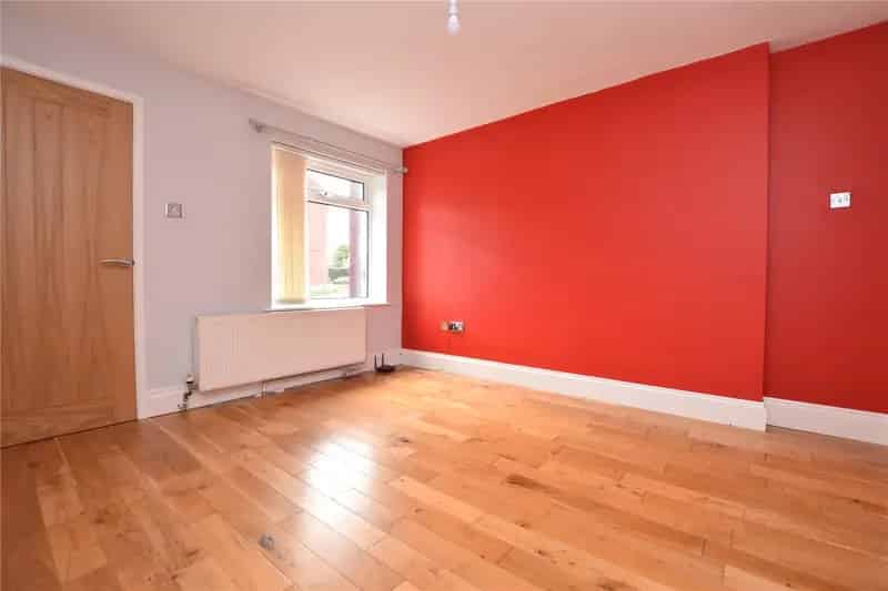 Two Bedroom End Townhouse with Garden and Garage in Morley