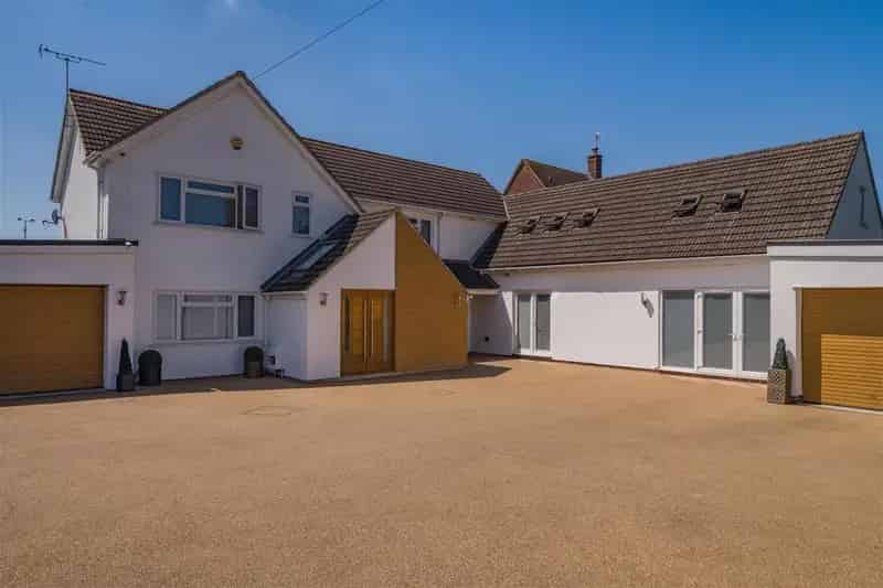 6 Bedroom Detached House for Sale