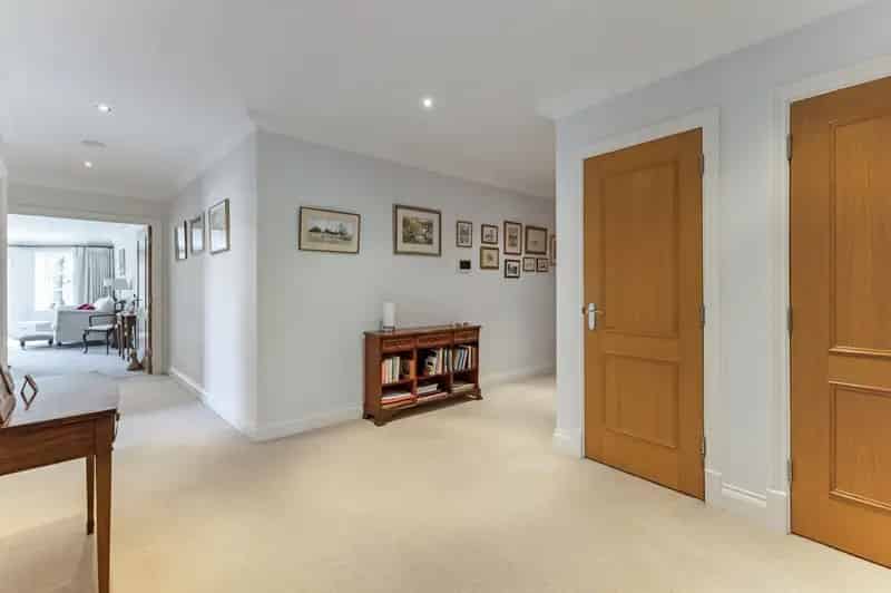 2 Bedroom Flat for Sale near Sunningdale Heath Golf Club