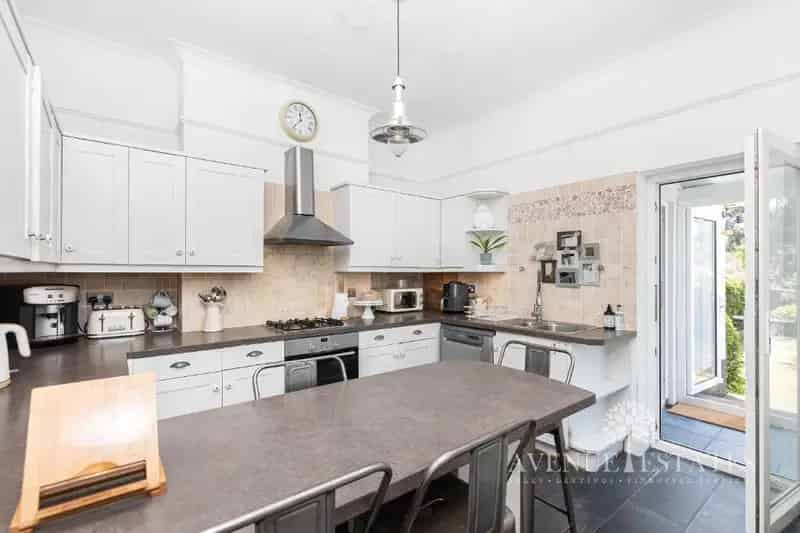4 Bedroom Detached House Southbourne