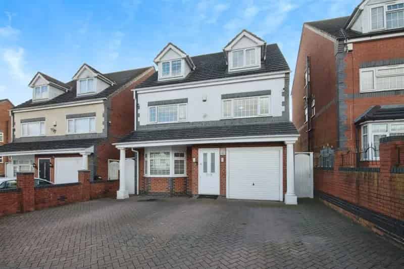 7 Bedroom Family Home Smethwick Modern Kitchen Private Garden