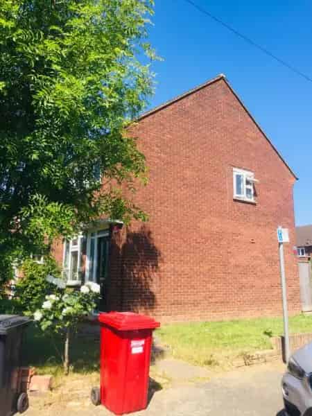 Family Home near Schools Parks and Transport Links