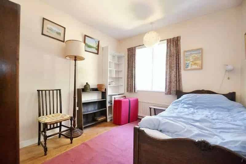 5 bed house for sale