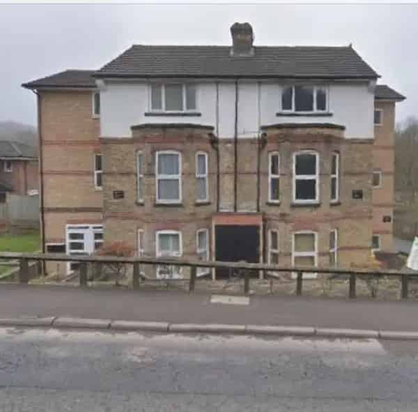 2-Bed Flat Conversion Near Shops and Schools
