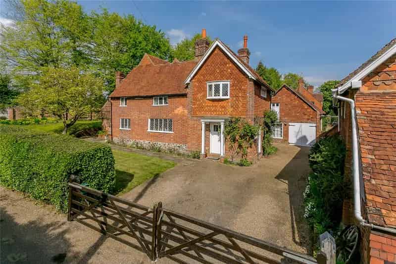 6 Bed Detached House with Barn and Secluded Garden