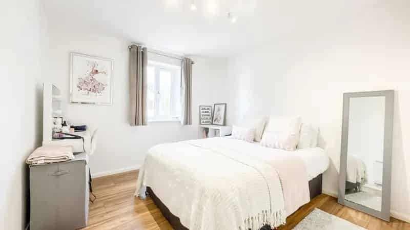2 Bed Flat for Sale - Modern Kitchen, Parking, No Chain