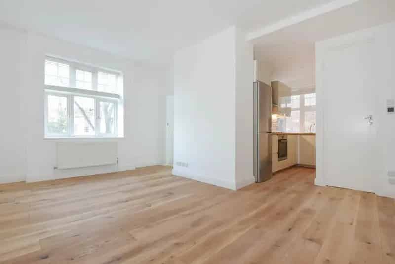 Refurbished 2-Bedroom Flat in Well-Maintained Portered Block