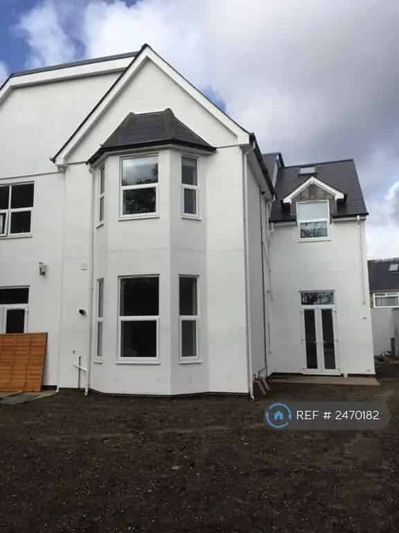 1 Bedroom Flat Available May 12 2025 Garden Parking