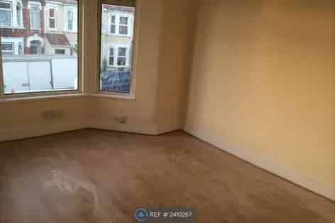 5 Bedroom House Near Ilford Station Parking Amenities