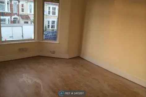 5 Bedroom House Near Ilford Station Parking Amenities