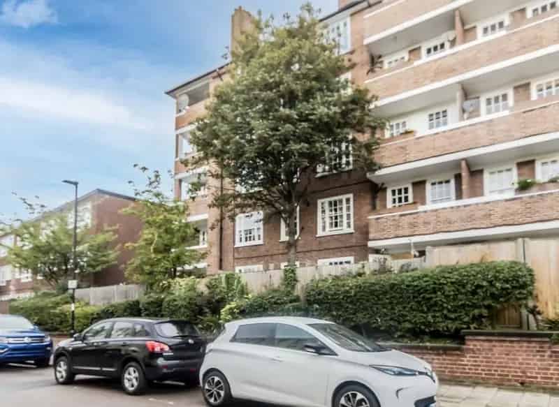 One Bedroom Apartment with Balcony - Newly Redecorated
