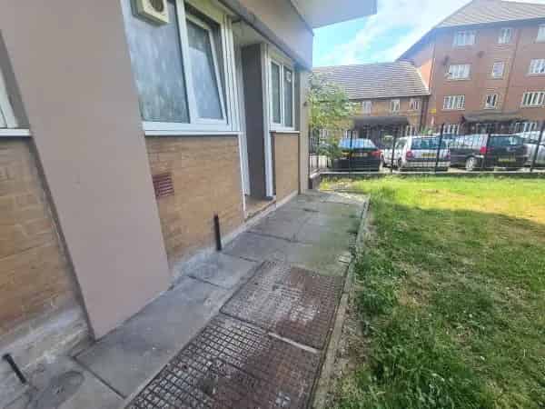 Ground Floor Studio Flat Near Transport and Shops