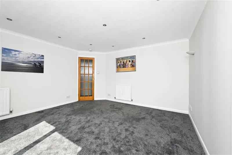 4 Bed House - Detached with 2 Reception Rooms