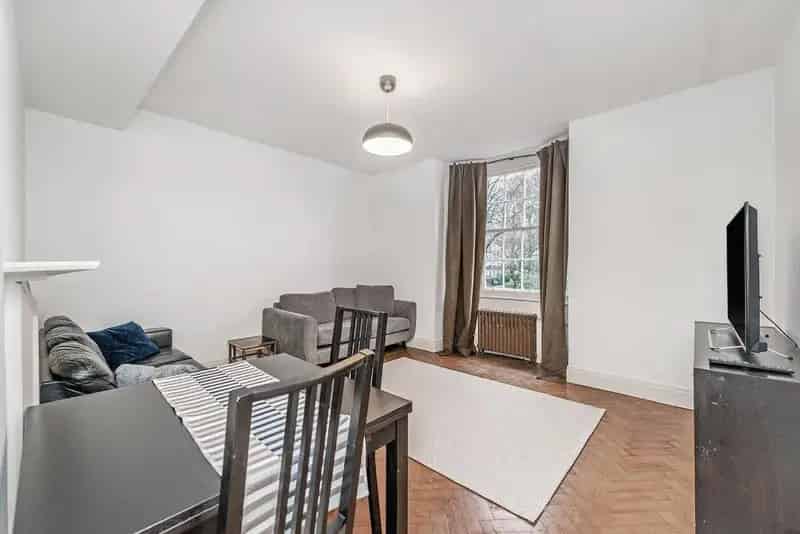 2-Bedroom Flat near Bayswater Amenities