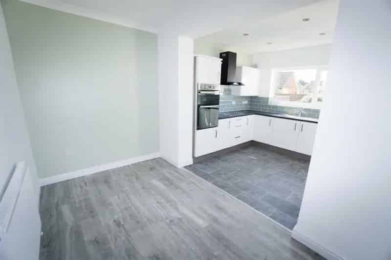 3 Bedroom Semi-Detached House with Garage and Garden