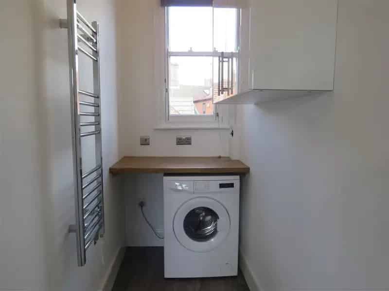 Spacious Town Centre 1-Bed Apartment with Parking