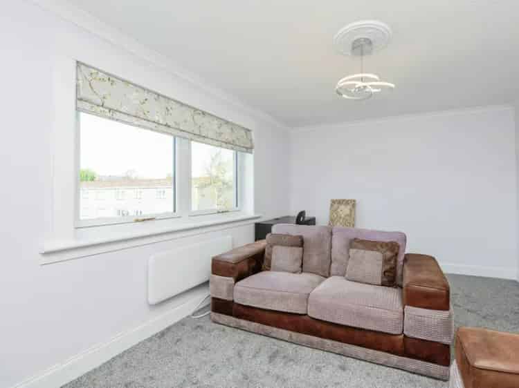 Spacious 2-Bed Flat near Victoria Hospital Kirkcaldy