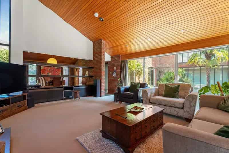 6 Bedroom Detached House with 1.5 Acres of Gardens