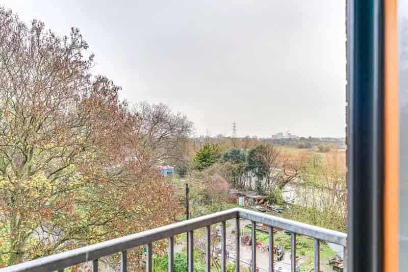 1 Bedroom Apartment Hackney 504 sq ft Balcony Clapton Overground