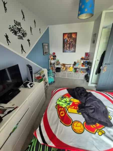 Large 3 Bed End Terraced House with Drive