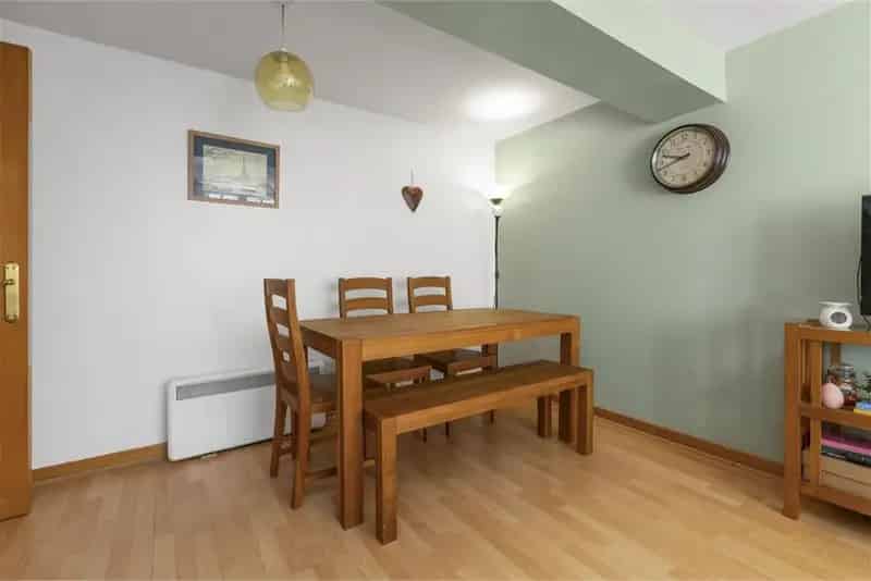 2 Bed Flat Leith Warehouse Conversion Near Edinburgh City Centre
