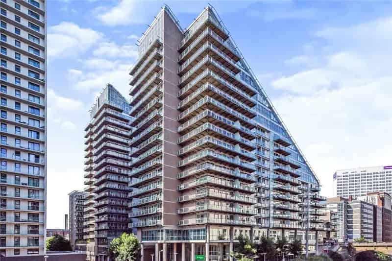 Luxury Manchester City Centre Apartment with River Views and Parking