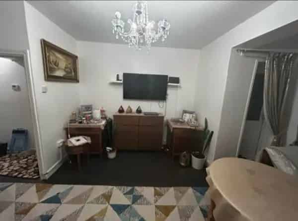 Top Floor 2-Bed Flat Family Home