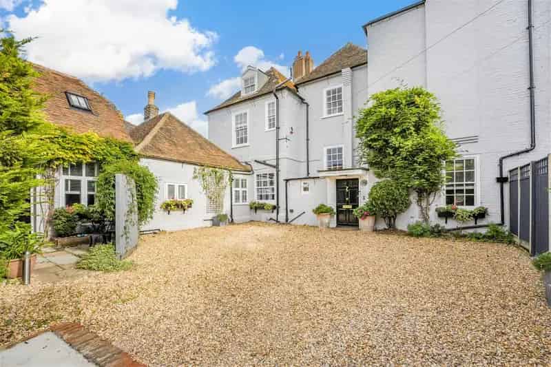 17th Century Grade II Listed 6 Bedroom House Deal