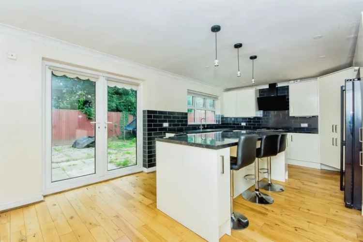 Spacious 4-Bed Detached House with New Kitchen and Bathroom